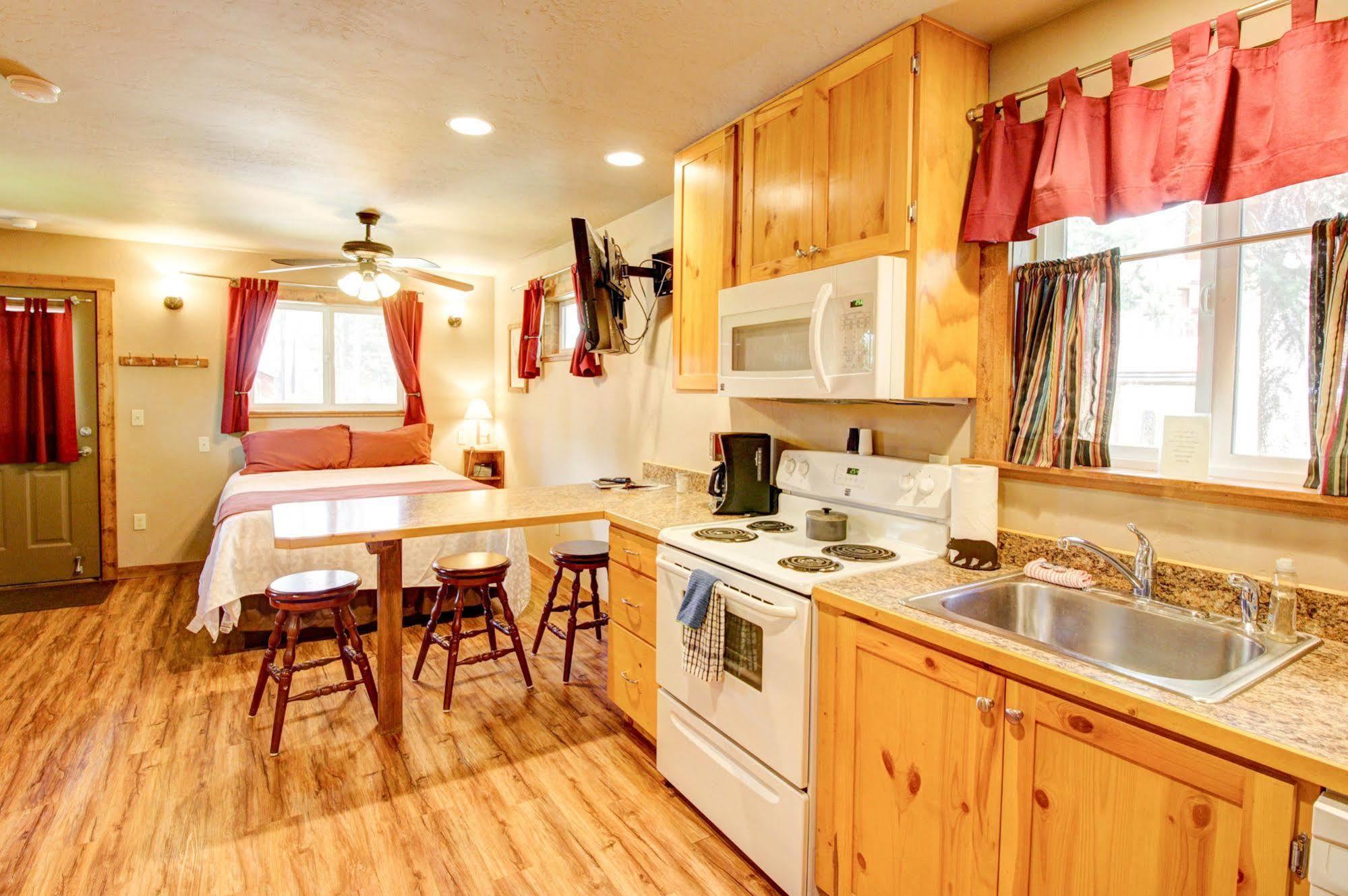 Historic Tamarack Lodge Hungry Horse 외부 사진